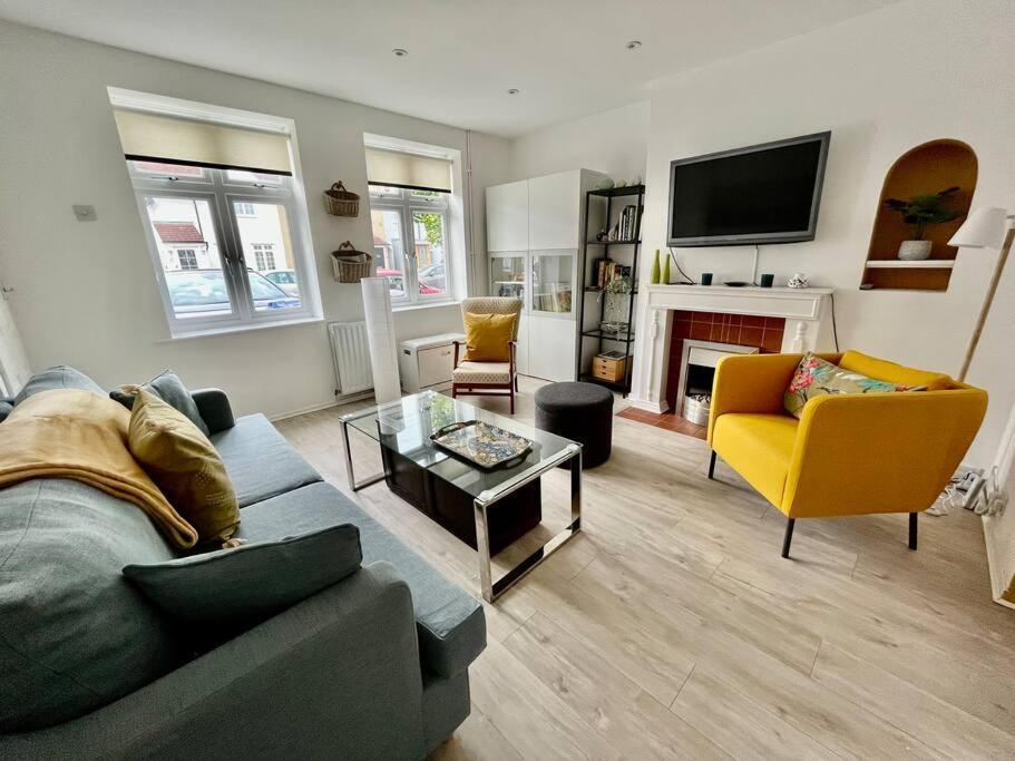 Byfleet Entire 3 Bed House Weybridge Brooklands, London 빌라 외부 사진