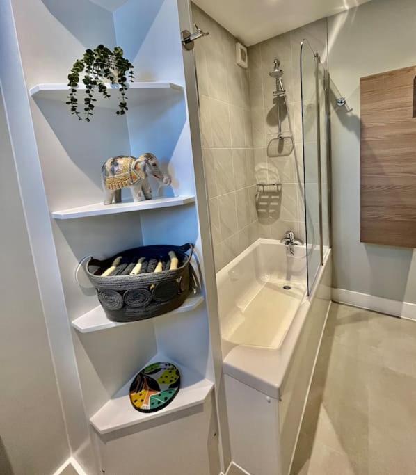 Byfleet Entire 3 Bed House Weybridge Brooklands, London 빌라 외부 사진