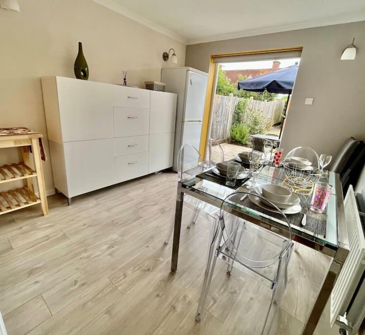 Byfleet Entire 3 Bed House Weybridge Brooklands, London 빌라 외부 사진