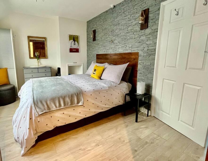 Byfleet Entire 3 Bed House Weybridge Brooklands, London 빌라 외부 사진