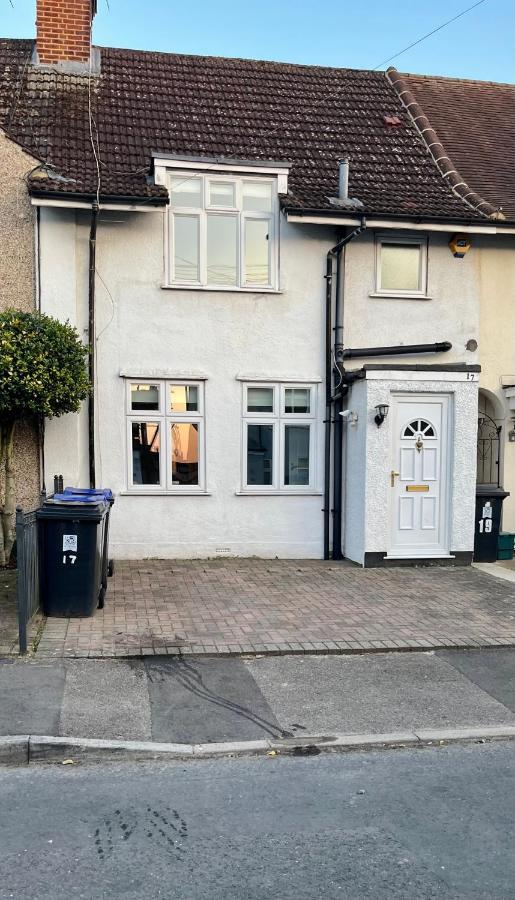 Byfleet Entire 3 Bed House Weybridge Brooklands, London 빌라 외부 사진